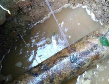 吉利楼顶渗水维修公司分享下地暖漏水的原因及检测方法。